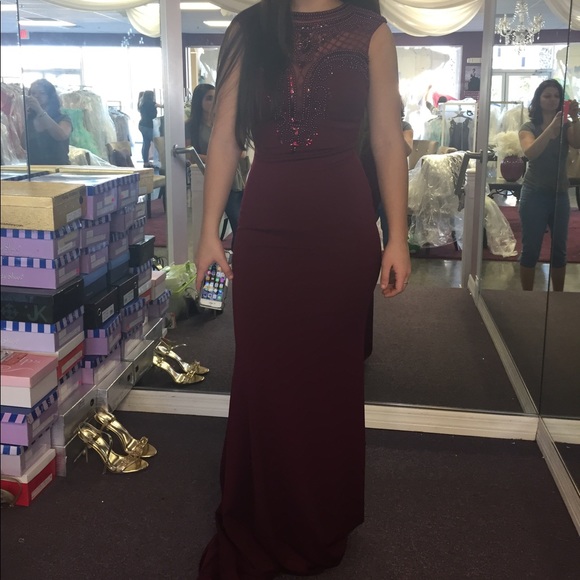 Maroon gown. Beaded top and back. - Picture 5 of 6